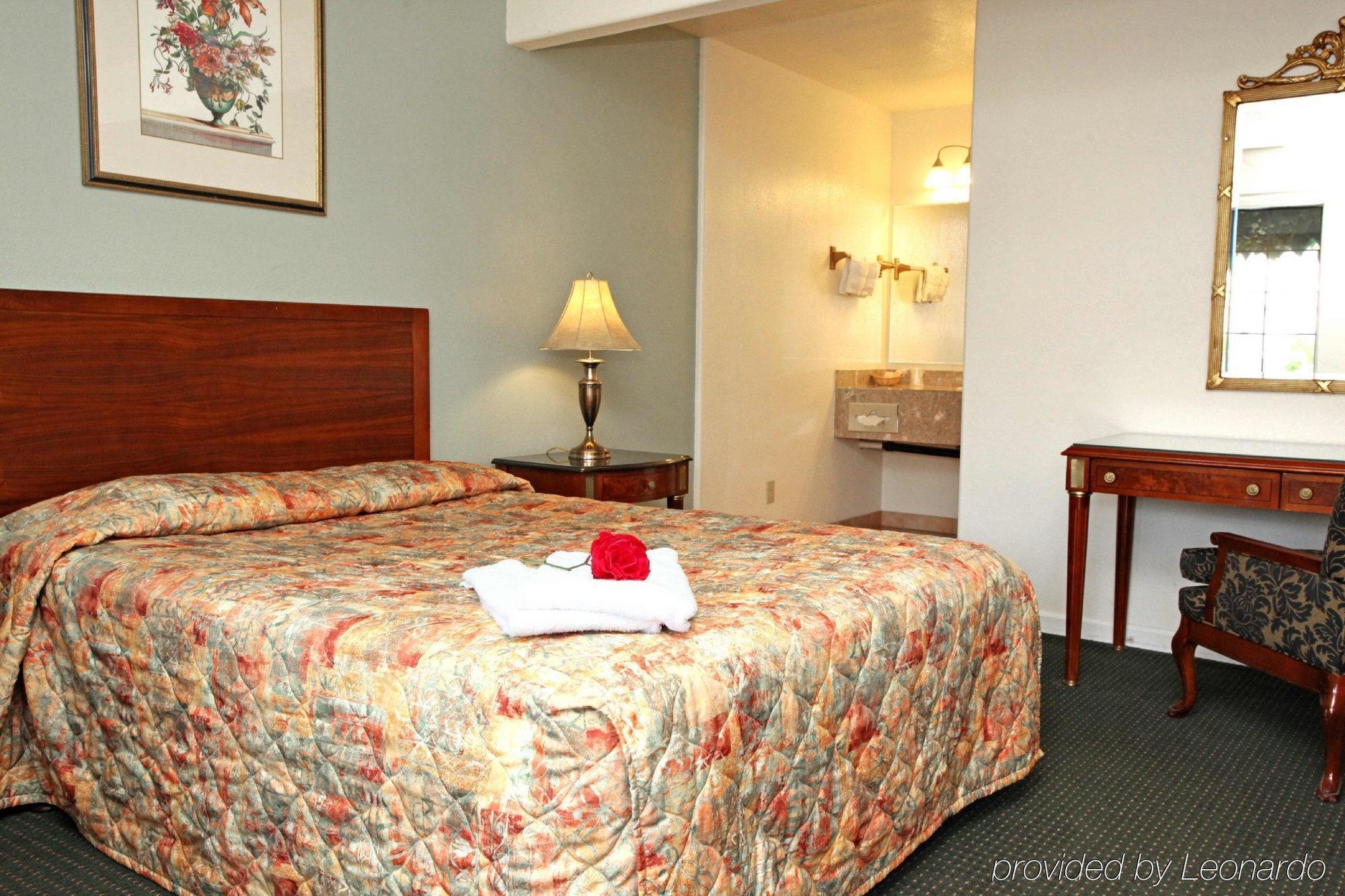 Monterey Oceanside Inn Room photo